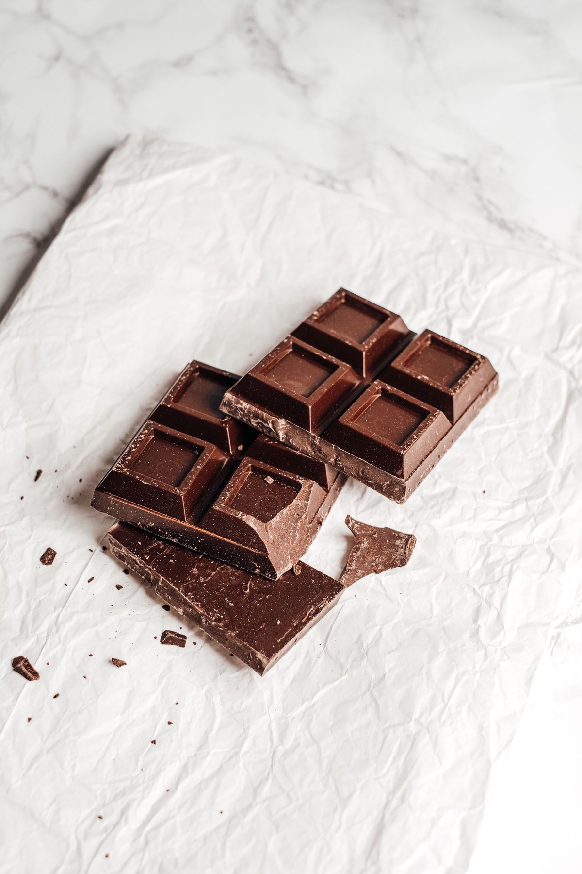 Barra de chocolate oscuro partida en trozos