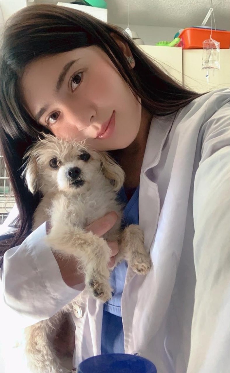 Mvz. Angie Liseth Muñoz con un perrito en brazos