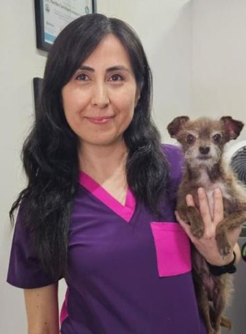 Mvz. Martha Carolina Corona con una paciente en brazos